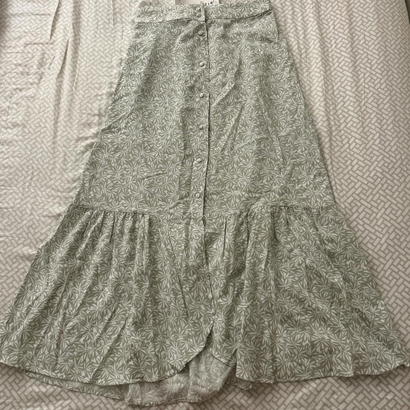 Colin's light green floral skirt with buttons (XS) - Picture 3 of 8